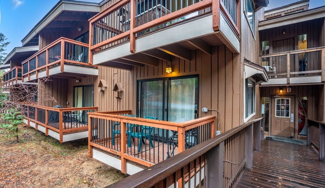 Capitan’s Corner – Unbeatable Location! Studio Condo Within Yosemite! in Yosemite West