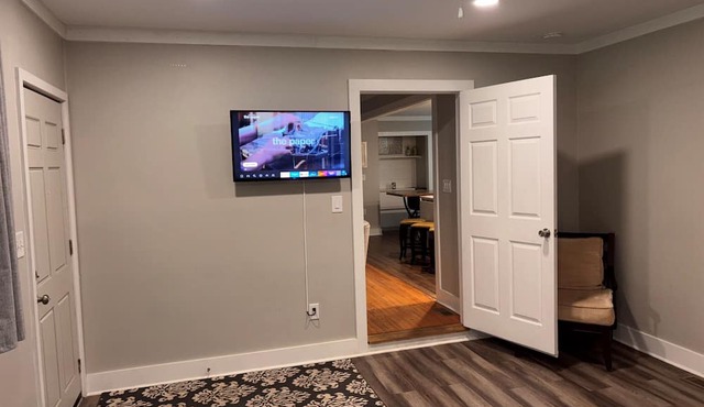 Covered patio, fenced back yard, open floor plan in North Charleston