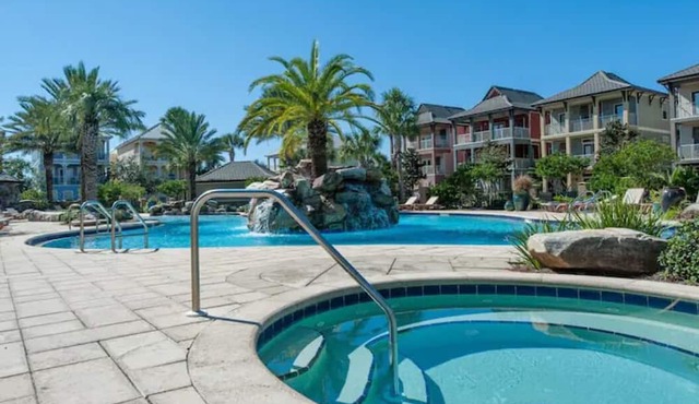 4BR/3.5BA Family Beach Retreat Sleeps up to 12 Resort Pool Walk to Crystal Beach in Destin