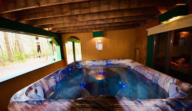⛰️⛵️⛱️ Romantic Lodge❤️1BR Couples★Romantic★Hot⛷Tub★Game Rm★Dogs+ in Pocono Pines