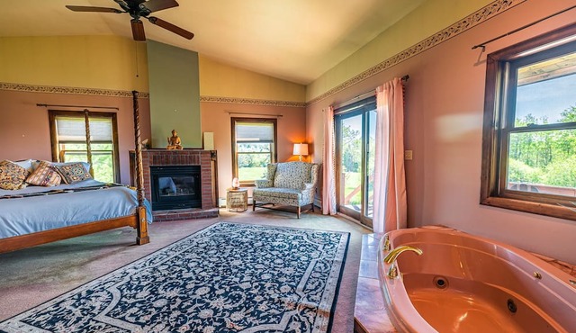 11-Bedroom Family Retreat/Wedding - Lake Champlain in Plattsburgh