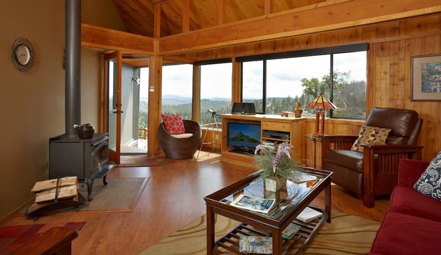 Luxurious Home With Spectacular Views, Spa & Ping Pong Table in Idyllwild