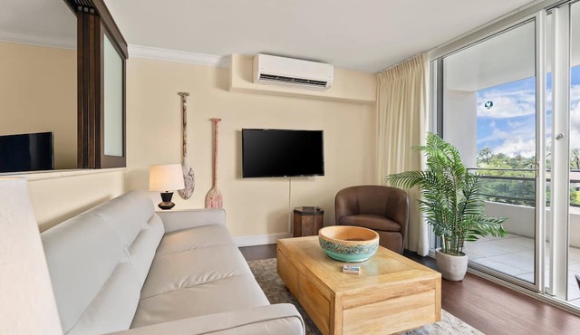 Central Waikiki! Large lanai, close 2 beach! Fireworks! WASHLET! Sleeps 6! in Honolulu