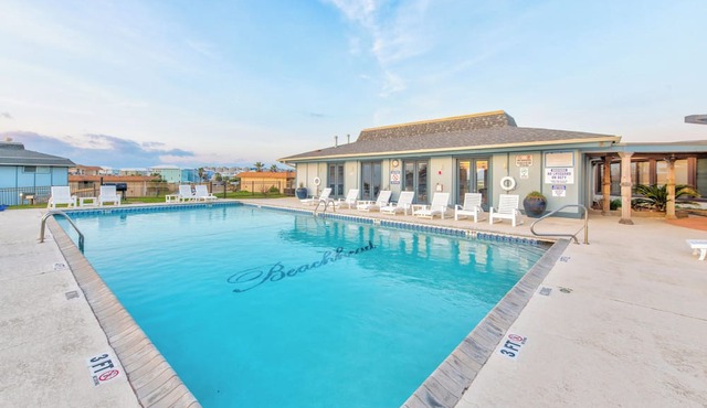 Great views, swimming pool, boardwalk to the beach, picnic tables, play area, co in Port Aransas