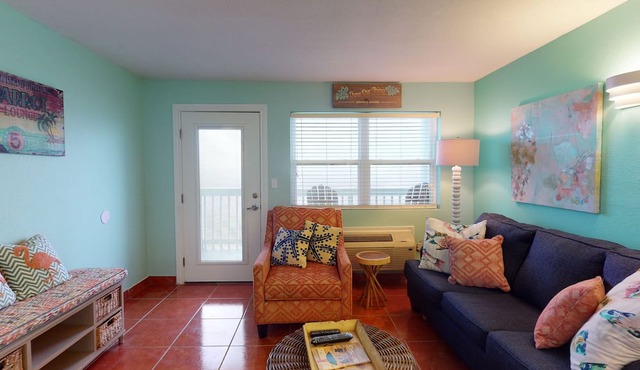 Studio Condo in Town, Near Beach, Shared Pool and Hot Tub in Port Aransas