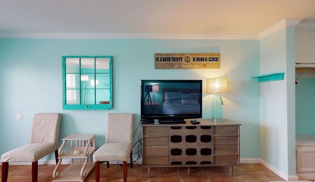 Studio Condo in Town, Near Beach, Shared Pool and Hot Tub in Port Aransas