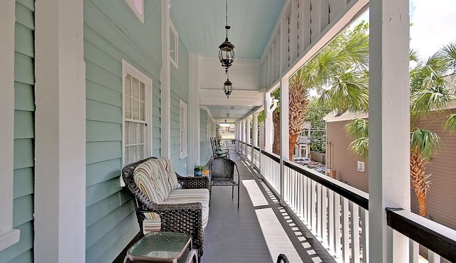 SOUTHERN CHARM! DOWNTOWN CHARLESTON - Sleeps 10 in Charleston