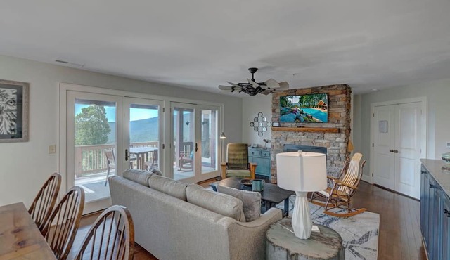 Grand Oaks RQ3- Mountain Condo, Gated Resort, Indoor/Outdoor Pools & Hot Tub in Banner Elk