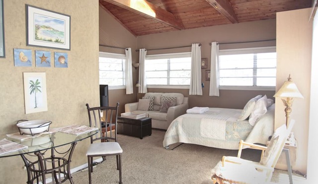 Great Studio - Under 2 minute walk to beach where dogs are welcome in Clearwater Beach