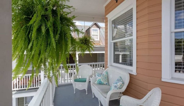 A3 at Saint Philip Square, One Block to King, Spacious Historic Stay in Charleston