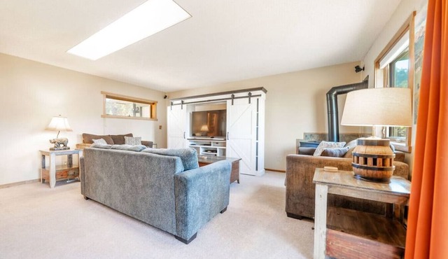 Hot tub, fireplace, views, near National Park! in Estes Park