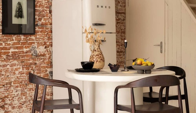 A bright and stylish loft in the heart of Amsterdam, with a cozy interior, plenty of natural light and all the modern conveniences for a relaxing stay in the city. in Amsterdam