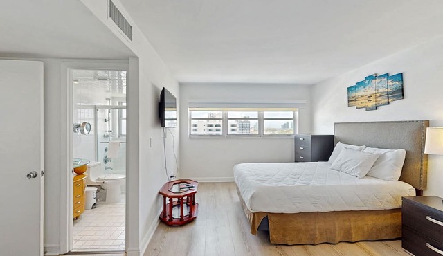Getaway condo near the beach with Wifi & fully equipped kitchen in Miami Beach