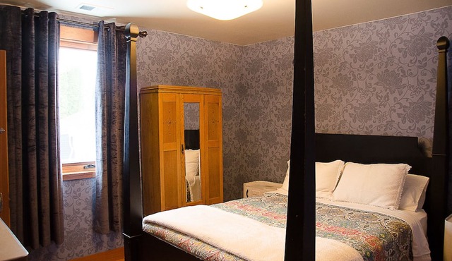 A Handsome Newly Remodeled Vintage Inspired Apartment In Downtown Newberg, OR in Newberg