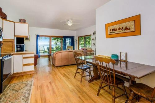 Jacobia Lakefront Retreat in Covert