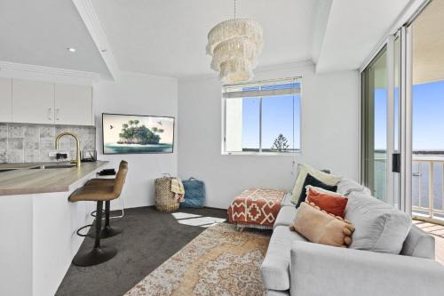Bright 2 Bed Apartment with Ocean Views in Gold Coast