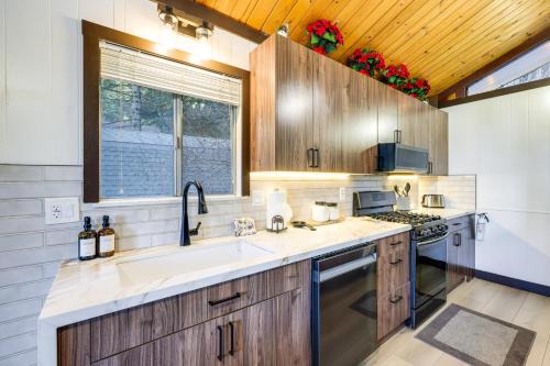 Modern Lake Arrowhead Retreat: 3 Mi to Village in Lake Arrowhead