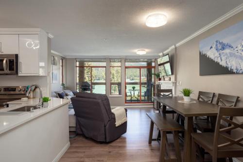 2BR in Nicklaus North Clubhouse, Lake and Mountain Views, Gas Fireplace, Parking in Whistler