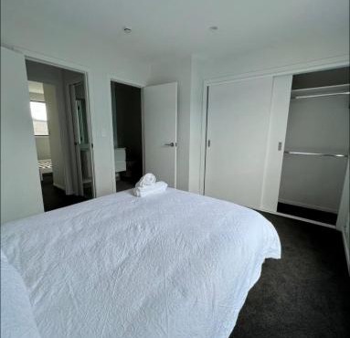 Immaculate - 2 Bedroom Townhouse close to Fruitvale train station in Auckland